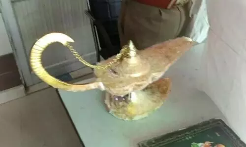 അലാവുദ്ദീ​െൻറ അത്​ഭുതവിളക്ക്​ സ്വന്തമാക്കി ഡോക്​ടർ; ജിന്ന്​ വരാതാ​യതോടെ പൊലീസിൽ പരാതി, പണം തട്ടിയ രണ്ടുപേർ പിടിയിൽ