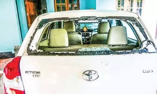 വീട്ടുമുറ്റത്ത് നിർത്തിയിട്ട കാർ തകർത്ത നിലയിൽ