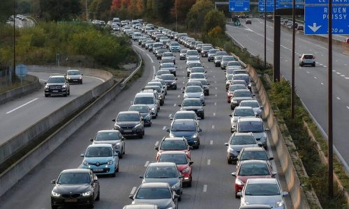700 കിലോമീറ്റർ ഗതാഗതസ്​തംഭനം;​ രണ്ടാം ലോക്​ഡൗണിൽ ട്രാഫിക്​ കുരുക്കിൽപെട്ട്​ പാരീസ്​