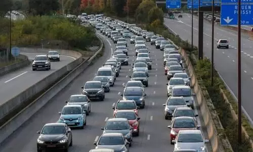 700 കിലോമീറ്റർ ഗതാഗതസ്​തംഭനം;​ രണ്ടാം ലോക്​ഡൗണിൽ ട്രാഫിക്​ കുരുക്കിൽപെട്ട്​ പാരീസ്​