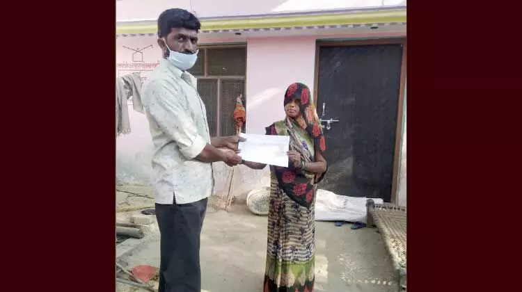 മ​ദീ​ന​യി​ൽ മ​രി​ച്ച മ​ഹേ​ഷ് കു​മാ​റി​െൻറ കു​ടും​ബ​ത്തി​നു​ള്ള തു​ക കൈ​മാ​റി