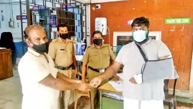 കളഞ്ഞുകിട്ടിയ 45,000 രൂപ തിരിച്ചേൽപിച്ച് ഓട്ടോഡ്രൈവർ കളഞ്ഞുകിട്ടിയ 45,000 രൂപ തിരിച്ചേൽപിച്ച് ഓട്ടോഡ്രൈവർ