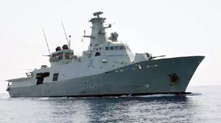 തകരാറിനെ തുടർന്ന് കടലിൽ കുടുങ്ങിയ കപ്പലിന് ഒമാൻ നേവി രക്ഷകരായി തകരാറിനെ തുടർന്ന് കടലിൽ കുടുങ്ങിയ കപ്പലിന് ഒമാൻ നേവി രക്ഷകരായി