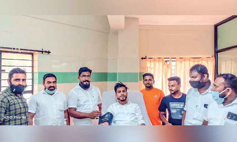 വിവാഹ ദിനത്തിൽ കൂട്ടുകാരുമൊത്ത് രക്തം ദാനം ചെയ്ത് ഷഫീഖ് വിവാഹ ദിനത്തിൽ കൂട്ടുകാരുമൊത്ത് രക്തം ദാനം ചെയ്ത് ഷഫീഖ്