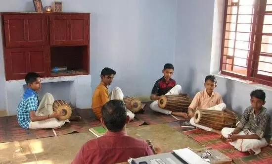 ക​ല പ​ഠി​ക്കാ​നാളി​ല്ല; അ​ധ്യാ​പ​ക​ർ ദു​രി​ത​ത്തി​ൽ