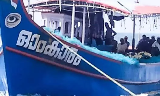 വെള്ളം കയറി വള്ളം അപകടത്തിലായി; തൊഴിലാളികളെ രക്ഷപ്പെടുത്തി വെള്ളം കയറി വള്ളം അപകടത്തിലായി; തൊഴിലാളികളെ രക്ഷപ്പെടുത്തി