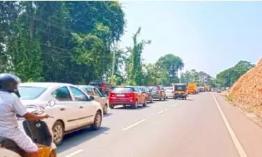 ഭാര വാഹനങ്ങൾക്ക് നിയന്ത്രണമില്ല:  ഇരിട്ടി പാലം ഗതാഗതക്കുരുക്കിൽ
