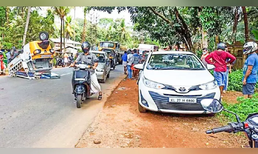 മിനിലോറി കാറിലിടിച്ച് മറിഞ്ഞു; ഗതാഗതം തടസ്സപ്പെട്ടു മിനിലോറി കാറിലിടിച്ച് മറിഞ്ഞു; ഗതാഗതം തടസ്സപ്പെട്ടു