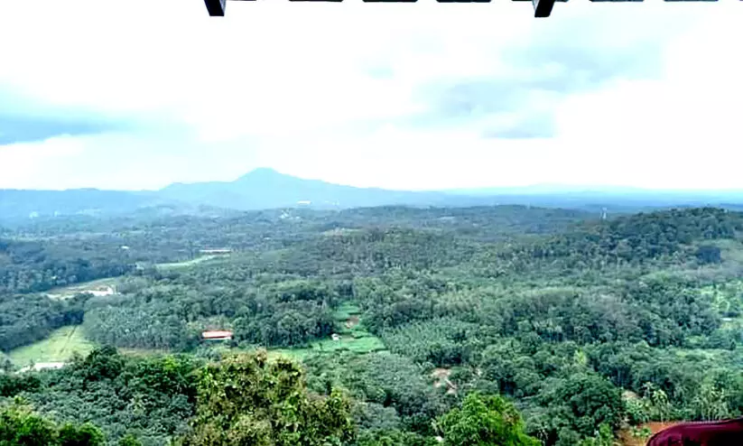 പുലര്‍കാല ദൃശ്യവിസ്മയമൊരുക്കി മുണ്ടന്മല