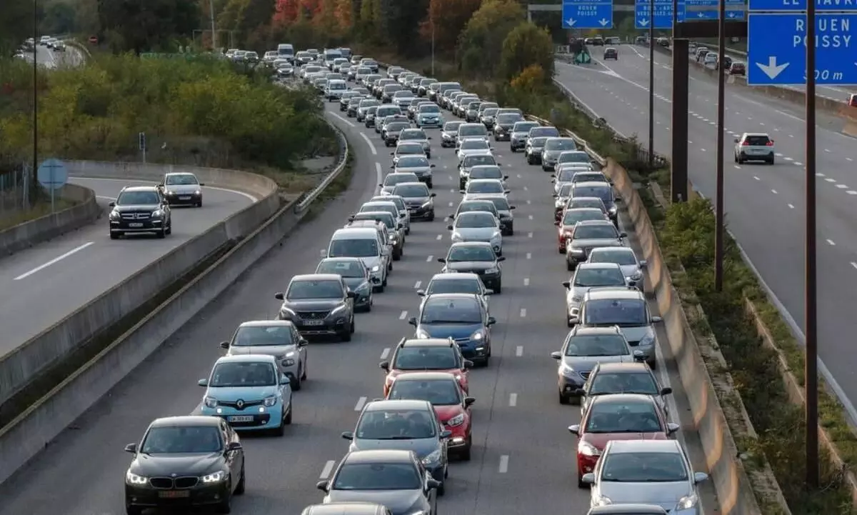 700 കിലോമീറ്റർ ഗതാഗതസ്തംഭനം; രണ്ടാം ലോക്ഡൗണിൽ ട്രാഫിക് കുരുക്കിൽപെട്ട് പാരീസ് 700 കിലോമീറ്റർ ഗതാഗതസ്തംഭനം; രണ്ടാം ലോക്ഡൗണിൽ ട്രാഫിക് കുരുക്കിൽപെട്ട് പാരീസ്