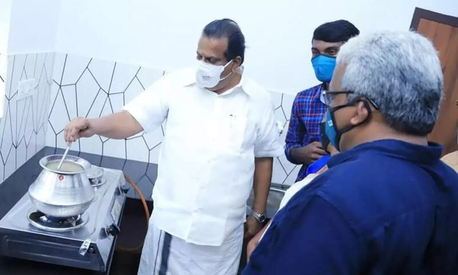 ഫുട്​ബാൾ താരം കെ.പി.രാഹുലിന് കായിക വകുപ്പ് നിർമിച്ച​ വീട്​ കൈമാറി