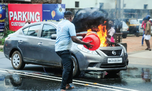 പെരിന്തല്‍മണ്ണ ജങ്ഷനിൽ കാറിൽ തീപടർന്നു; അപകടം ഒഴിവായി