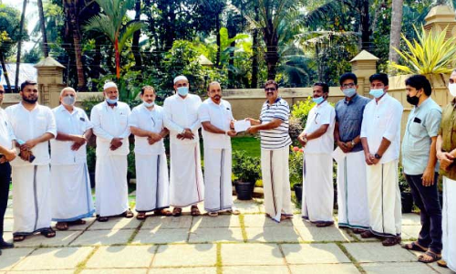 വടകര സി.എച്ച് സെൻറർ കുവൈത്ത് ചാപ്റ്റർ തുക കൈമാറി