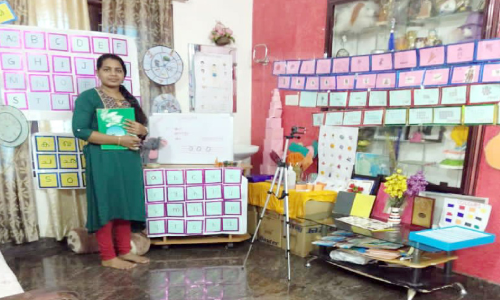 സ്കൂൾ ക്ലാസ്മുറിയായി അർജുന ടീച്ചറുടെ സ്വീകരണമുറി; ഡിജിറ്റൽ പഠനം ആഘോഷത്തിൽ സ്കൂൾ ക്ലാസ്മുറിയായി അർജുന ടീച്ചറുടെ സ്വീകരണമുറി; ഡിജിറ്റൽ പഠനം ആഘോഷത്തിൽ