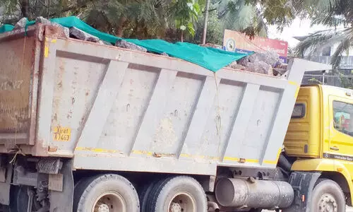 ഓട്ടത്തിനിടയിൽ ലോറിയിൽനിന്ന് കരിങ്കല്ല് വീണു; വാഹനയാത്രക്കാർ രക്ഷപ്പെട്ടത് തലനാരിഴക്ക് ഓട്ടത്തിനിടയിൽ ലോറിയിൽനിന്ന് കരിങ്കല്ല് വീണു; വാഹനയാത്രക്കാർ രക്ഷപ്പെട്ടത് തലനാരിഴക്ക്