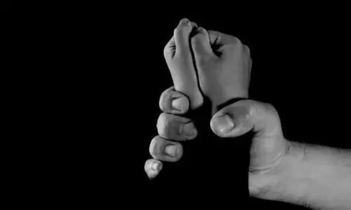 രണ്ട് വയസുകാരിയെ സിഗരറ്റ് കൊണ്ട് പൊള്ളിച്ച പൊലീസുകാരൻ അറസ്റ്റിൽ; ജോലിയിൽ നിന്നും പുറത്താക്കി രണ്ട് വയസുകാരിയെ സിഗരറ്റ് കൊണ്ട് പൊള്ളിച്ച പൊലീസുകാരൻ അറസ്റ്റിൽ; ജോലിയിൽ നിന്നും പുറത്താക്കി