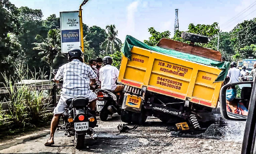 ലോറിയുടെ ടയർ ഊരിത്തെറിച്ചു; അപകടം ഒഴിവായത് തലനാരിഴക്ക്