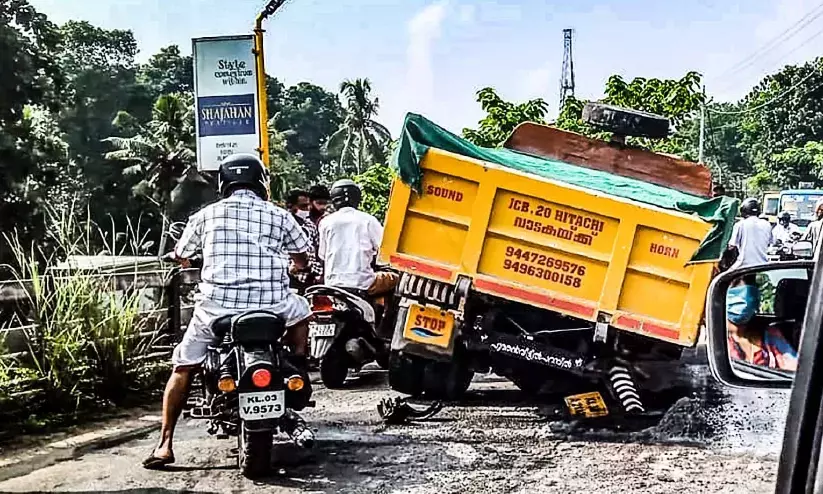 ലോറിയുടെ ടയർ ഊരിത്തെറിച്ചു; അപകടം ഒഴിവായത് തലനാരിഴക്ക്