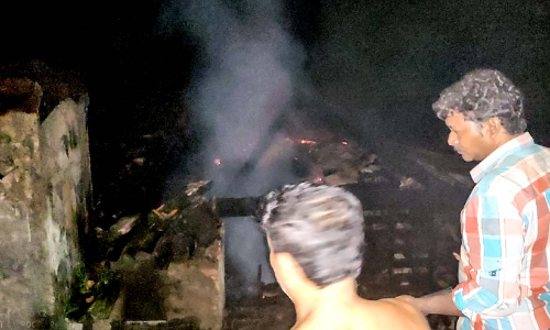 ഉണക്കാനിട്ട ഒട്ടുപാലിന്​ തീപിടിച്ചു: വീട്​ ഭാഗികമായി കത്തിനശിച്ചു
