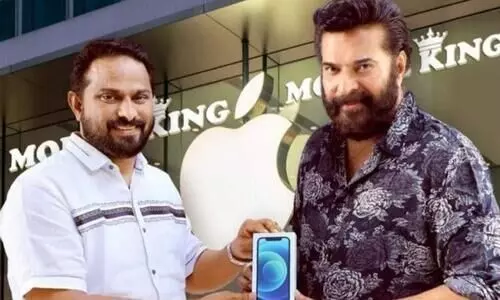 ആദ്യ ദിനം തന്നെ ആപ്പിൾ ഐഫോൺ 12 പ്രോ  സ്വന്തമാക്കി മമ്മൂട്ടി