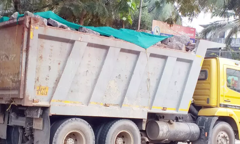 ഓട്ടത്തിനിടയിൽ ലോറിയിൽനിന്ന് കരിങ്കല്ല് വീണു; വാഹനയാത്രക്കാർ രക്ഷപ്പെട്ടത് തലനാരിഴക്ക് ഓട്ടത്തിനിടയിൽ ലോറിയിൽനിന്ന് കരിങ്കല്ല് വീണു; വാഹനയാത്രക്കാർ രക്ഷപ്പെട്ടത് തലനാരിഴക്ക്