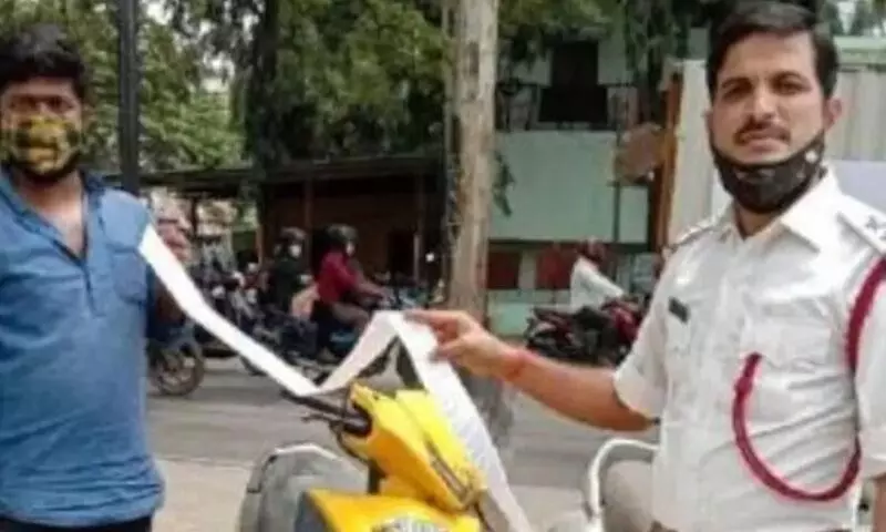 77 ട്രാഫിക് ലംഘനം, 20,000 രൂപയുടെ സ്കൂട്ടറിന് 42,500 രൂപ പിഴ; ഒടുവിൽ വാഹനം പൊലീസിനുതന്നെ കൈമാറി 77 ട്രാഫിക് ലംഘനം, 20,000 രൂപയുടെ സ്കൂട്ടറിന് 42,500 രൂപ പിഴ; ഒടുവിൽ വാഹനം പൊലീസിനുതന്നെ കൈമാറി