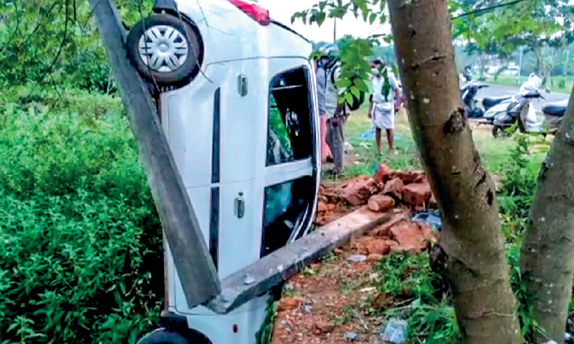 പുത്തൂർ ബൈപാസിൽ കാർ തലകീഴായി മറിഞ്ഞു പുത്തൂർ ബൈപാസിൽ കാർ തലകീഴായി മറിഞ്ഞു