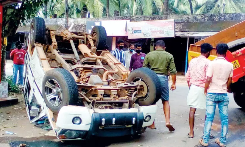 കു​മ്പി​ടി​യി​ൽ കാർ മ​റി​ഞ്ഞു; മൂ​ന്നു​പേ​ര്‍ പ​രി​ക്കേ​ൽ​ക്കാ​തെ ര​ക്ഷ​പ്പെ​ട്ടു