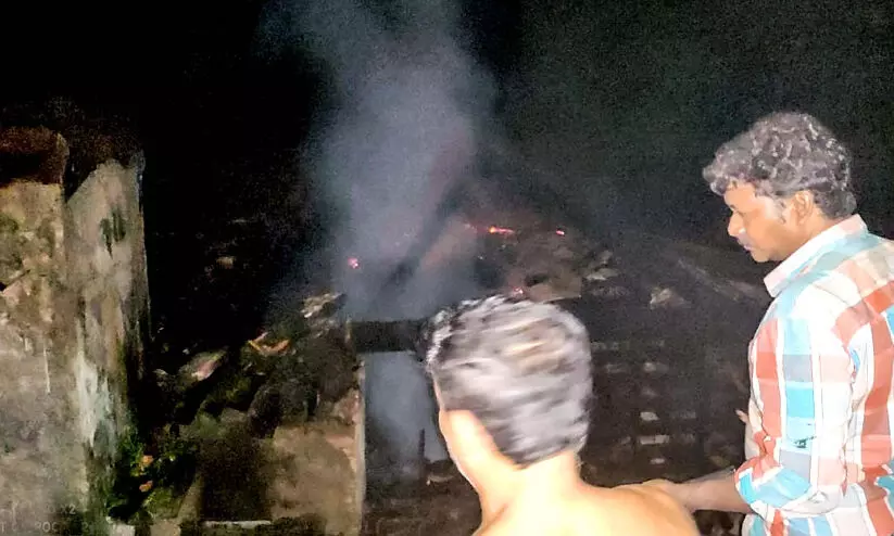 ഉണക്കാനിട്ട ഒട്ടുപാലിന് തീപിടിച്ചു: വീട് ഭാഗികമായി കത്തിനശിച്ചു ഉണക്കാനിട്ട ഒട്ടുപാലിന് തീപിടിച്ചു: വീട് ഭാഗികമായി കത്തിനശിച്ചു