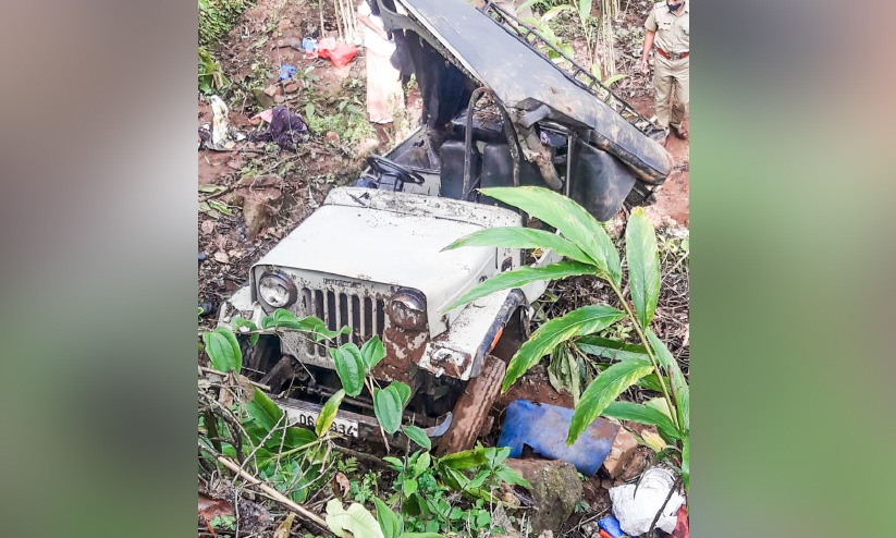തൊഴിലാളികളുമായി വാഹനങ്ങളുടെ മരണപ്പാച്ചിൽ; െപാലിയുന്നത് നിരവധി ജീവനുകൾ തൊഴിലാളികളുമായി വാഹനങ്ങളുടെ മരണപ്പാച്ചിൽ; െപാലിയുന്നത് നിരവധി ജീവനുകൾ