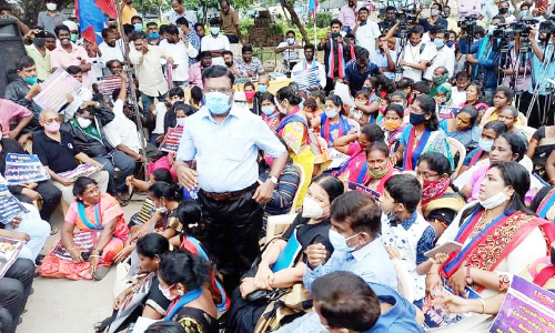 അം​ബേ​ദ്ക​ർ ദ​ഹി​പ്പി​ച്ച മ​നു​സ്മൃ​തി​യെ തി​രു​മാ​വ​ള​വ​ൻ വി​മ​ർ​ശി​ക്കു​മ്പോ​ൾ