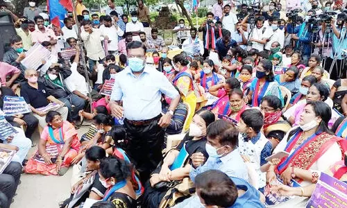 അം​ബേ​ദ്ക​ർ ദ​ഹി​പ്പി​ച്ച മ​നു​സ്മൃ​തി​യെ തി​രു​മാ​വ​ള​വ​ൻ വി​മ​ർ​ശി​ക്കു​മ്പോ​ൾ