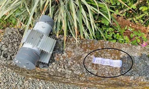 പാലക്കമൂലയിൽ വീടിനു മുന്നിൽ ബോംബിന് സമാനമായ വസ്തു