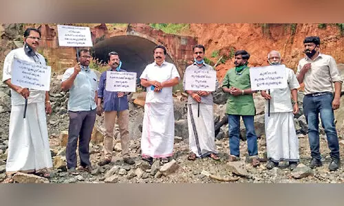 കുതിരാനിലെ അപകടപരമ്പര: തുരങ്കമുഖത്ത് ജനകീയവേദി സമരം നടത്തി