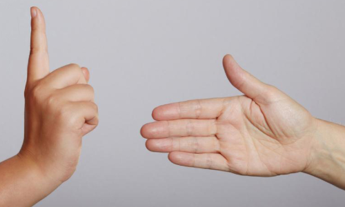 ഷേക് ഹാൻഡില്ല, മാസ്കിൽ മറഞ്ഞ്​ ചിരിയും; സ്ഥാനാർഥികൾ പുതുരീതികൾ പരിശീലിക്കേണ്ടിവരും