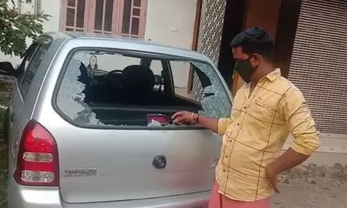 കോ​വി​ഡ് നി​രീ​ക്ഷ​ണ​ത്തി​ൽ ക​ഴി​യു​ന്ന​ കുടുംബത്തി​െൻറ കാ​ർ ത​ക​ർ​ത്തു