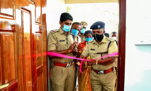 രാജേഷിനും കുടുംബത്തിനും ജനമൈത്രി പൊലീസ് സ്നേഹവീട് കൈമാറി