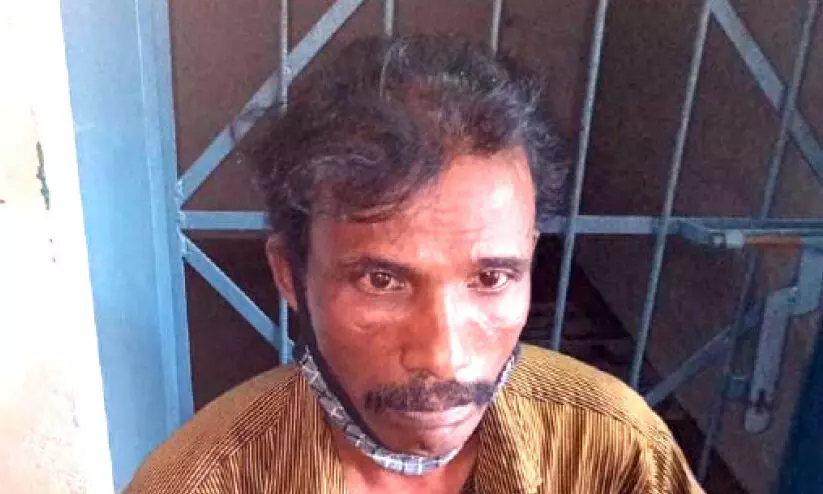 വിദേശമദ്യ വിൽപനക്കിടെ പിടിയിൽ വിദേശമദ്യ വിൽപനക്കിടെ പിടിയിൽ