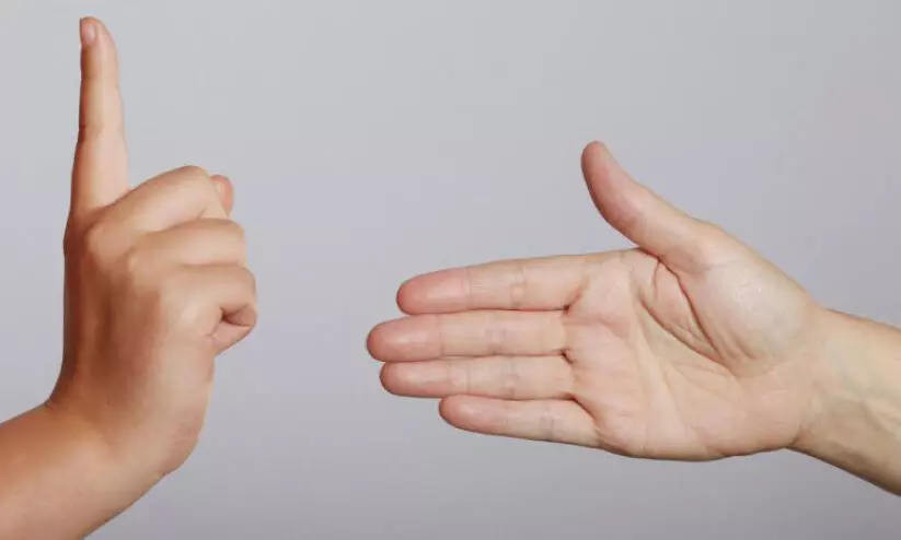 ഷേക് ഹാൻഡില്ല, മാസ്കിൽ മറഞ്ഞ്​ ചിരിയും; സ്ഥാനാർഥികൾ പുതുരീതികൾ പരിശീലിക്കേണ്ടിവരും