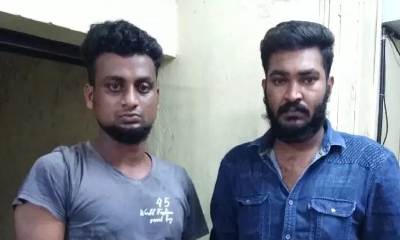 ബൈക്കിൽ കഞ്ചാവുമായെത്തിയ രണ്ടുപേർ അറസ്റ്റിൽ ബൈക്കിൽ കഞ്ചാവുമായെത്തിയ രണ്ടുപേർ അറസ്റ്റിൽ