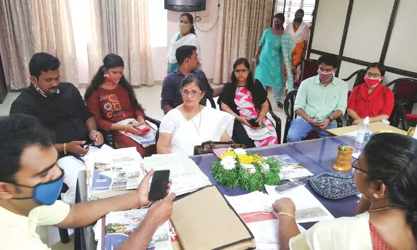 പഞ്ചരത്‌നങ്ങളിൽ മൂവർ സംഘം വിവാഹ രജിസ്ട്രേഷനെത്തി