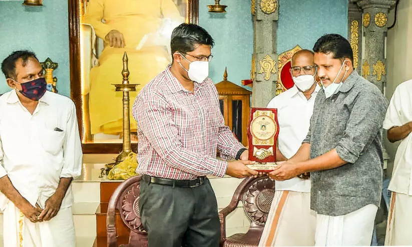 കോവിഡിലും പതറാതെ നിസാർ വെള്ളാപ്പള്ളി കോവിഡിലും പതറാതെ നിസാർ വെള്ളാപ്പള്ളി