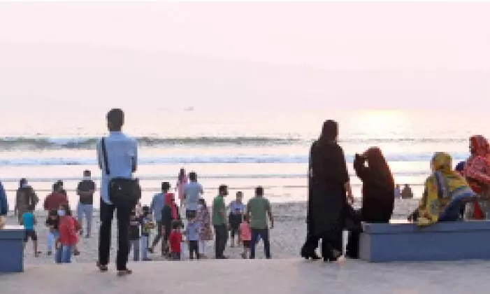 ഇവിടെയെന്ത് കോവിഡ്? ഇത് പയ്യാമ്പലത്തെ കാഴ്ച... ഇവിടെയെന്ത് കോവിഡ്? ഇത് പയ്യാമ്പലത്തെ കാഴ്ച...