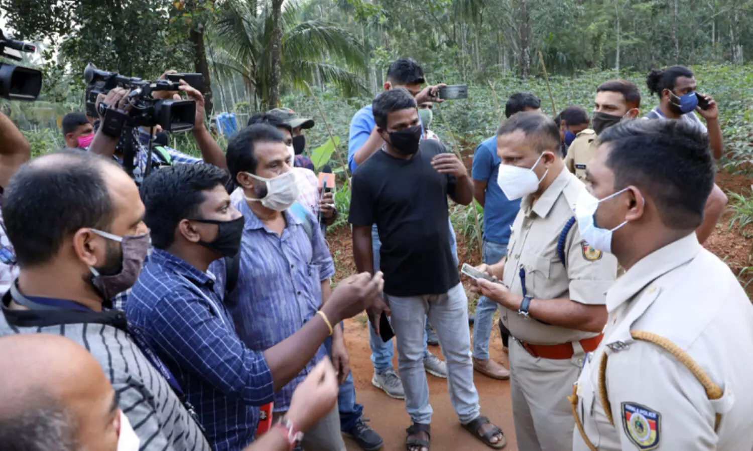 കാട്ടിൽ വീണ്ടും​ ചോരച്ചാൽ