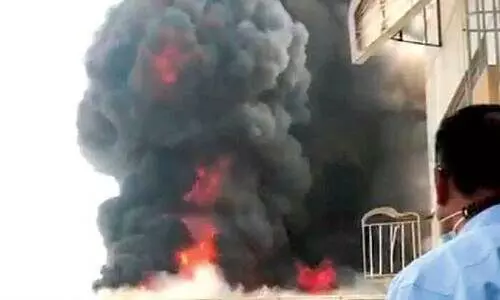 ഷാ​ര്‍ജ വ്യ​വ​സാ​യ മേ​ഖ​ല​യി​ല്‍ തീ​പി​ടി​ത്തം: ആ​ള​പാ​യ​മി​ല്ല