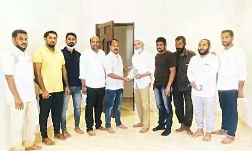 കെ.​എം.​സി.​സി കാ​രു​ണ്യ ഹ​സ്തം അ​പേ​ക്ഷ​ഫോ​റം വി​ത​ര​ണം