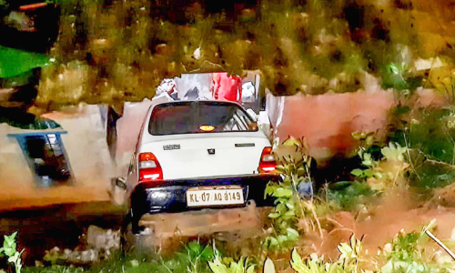 കാർ നി​യ​ന്ത്ര​ണം​വി​ട്ട്​ വീടിനുമേൽ പതിച്ചു