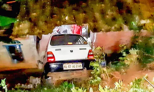 കാർ നി​യ​ന്ത്ര​ണം​വി​ട്ട്​ വീടിനുമേൽ പതിച്ചു