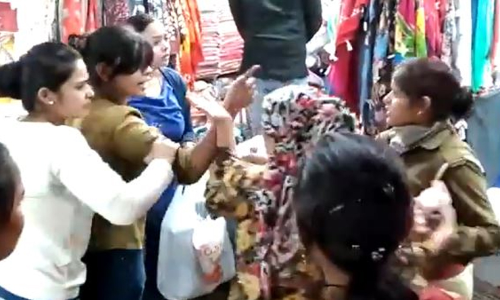 ആന്‍റി എന്ന് വിളിച്ച പെൺകുട്ടിക്ക് യുവതിയുടെ ക്രൂരമർദനം; വൈറലായി വിഡിയോ