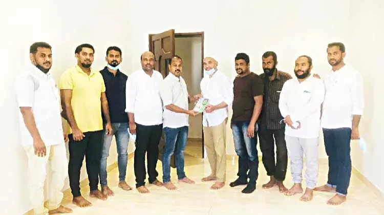 കെ.​എം.​സി.​സി കാ​രു​ണ്യ ഹ​സ്തം അ​പേ​ക്ഷ​ഫോ​റം വി​ത​ര​ണം